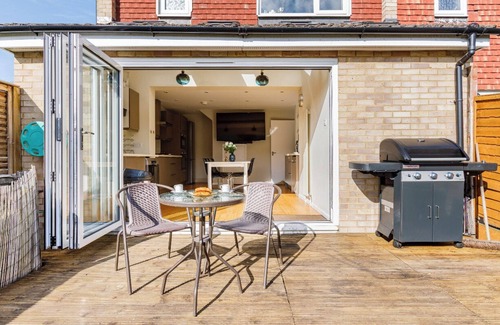 Windsor House | Spacious & Modern 4 Bedroom House in Central Windsor