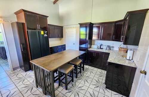 Picard House | Spacious modern 5 bedroom island retreat in Picard w/king bed and A/C
