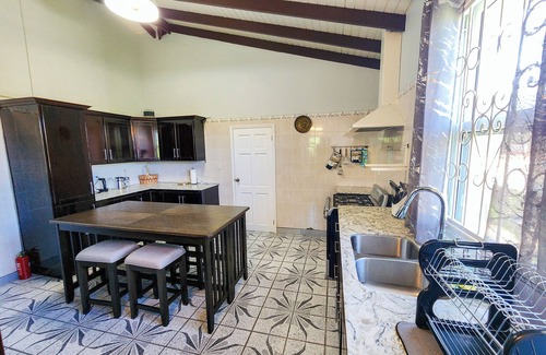Picard House | Spacious modern 5 bedroom island retreat in Picard w/king bed and A/C