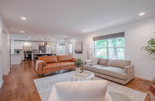Mason House | Spacious, Modern 5B in Mason by I-71, Kings Island