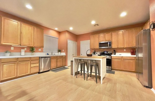 Lancaster House | Spacious Modern 8BR 4BA, Garage, Laundry, Sleep 16