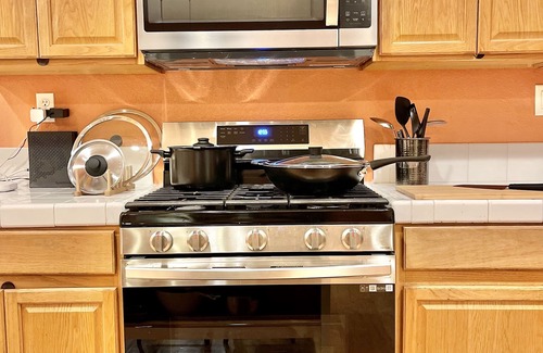 Lancaster House | Spacious Modern 8BR 4BA, Garage, Laundry, Sleep 16