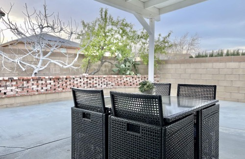 Lancaster House | Spacious Modern 8BR 4BA, Garage, Laundry, Sleep 16