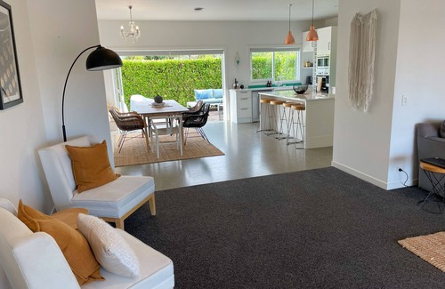 Mangawhai House | Spacious, modern and central by the estuary.walk every where!