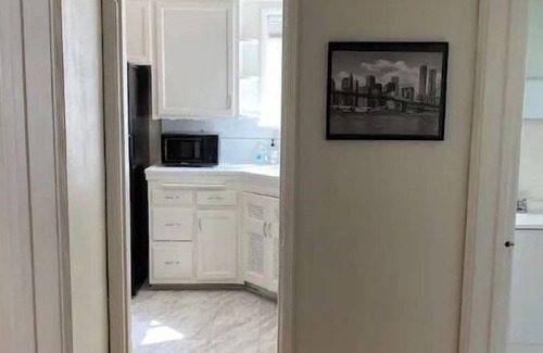 Sherman Oaks Apartment | Spacious Modern Apartment in Wonderful Area