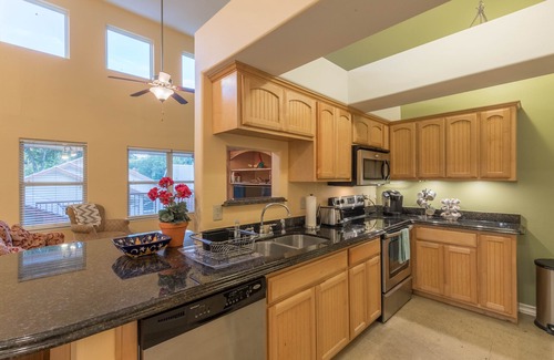 Tobin Hill Apartment | Spacious Modern Apartment close to River Walk