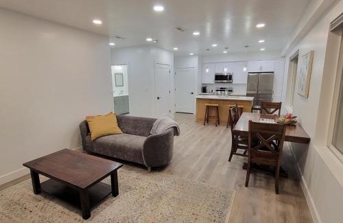 Mapleton Apartment | Spacious & Modern Apartment, close to Universities and Mountains