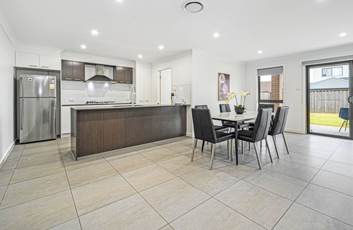 Catherine Field House | Spacious Modern 4Bedroom Retreat near Gregory Hill