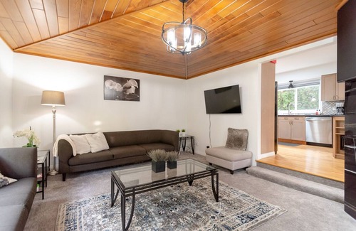 White Rock House | Spacious & Modern by the Beach ~ King & Queen Beds
