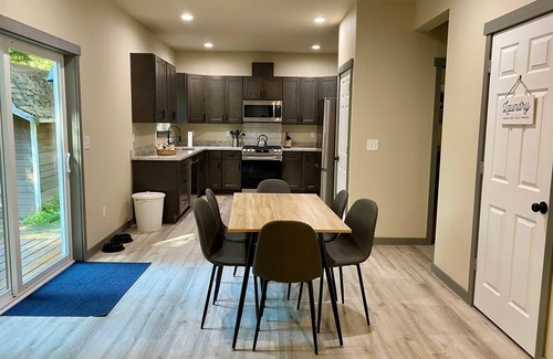 Paradise Estates House | Spacious Modern Cabin! 5mi to Park w/Hot Tub & Wifi