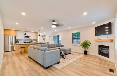 Crystal Beach House | Spacious modern cottage steps from beach