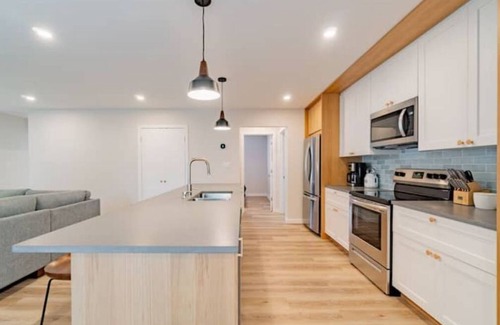 Crystal Beach House | Spacious modern cottage steps from beach