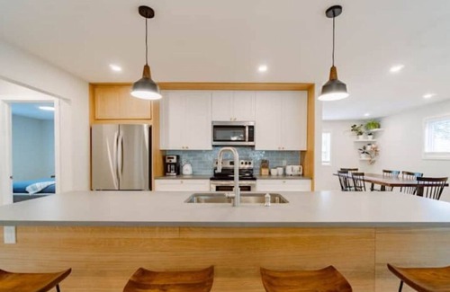 Crystal Beach House | Spacious modern cottage steps from beach