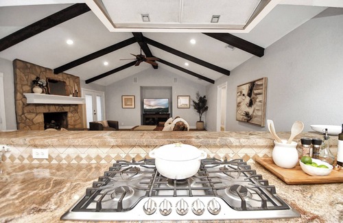 Katy House | Spacious Modern Cottage Perfect for Families & Pets ~ Gated Parking ~ Sleeps 9+