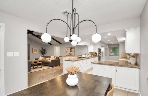 Katy House | Spacious Modern Cottage Perfect for Families & Pets ~ Gated Parking ~ Sleeps 9+