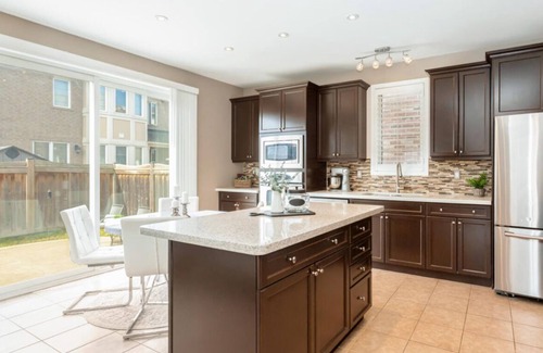 Halton Regional Municipality House | Spacious, Modern & Cozy home in Milton, Canada