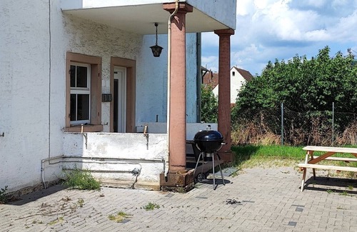 Veitshoechheim Apartment | Spacious modern apartment & barbecue parking spaces