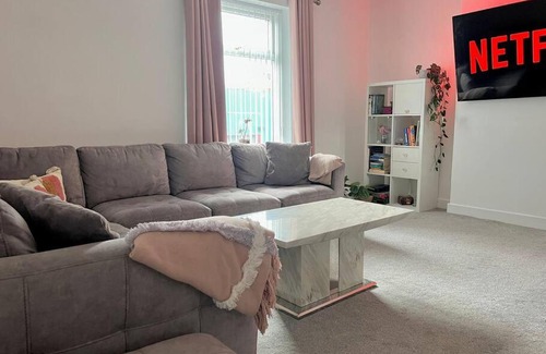 Rochdale Apartment | Spacious Modern Duplex Apartment