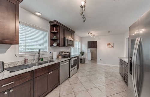 Barker House | Spacious Modern & Family 3 BR 🏠🏘