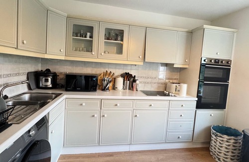 Ealing Apartment | Spacious & Modern 1-Bed Flat near Ealing