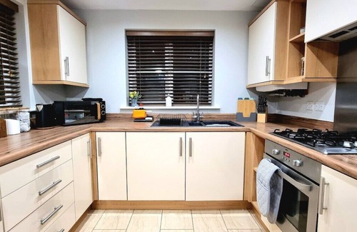 Birstall House | Spacious Modern House | Long Stay Discounts | Great Location