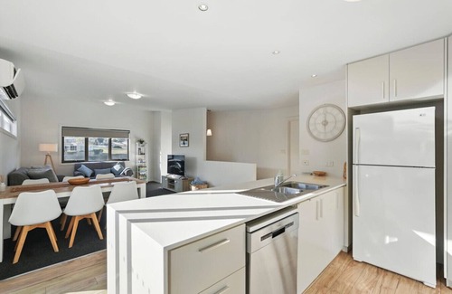 Geilston Bay House | Spacious Modern Home