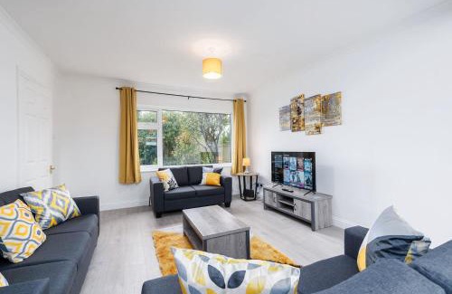 Todwick House | Spacious Modern Home in Sheffield
