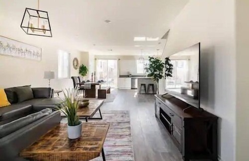 Fontana House | Spacious Modern Home near Sierra Lakes Golf Course