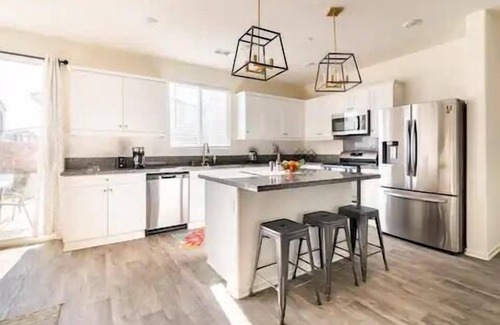 Fontana House | Spacious Modern Home near Sierra Lakes Golf Course