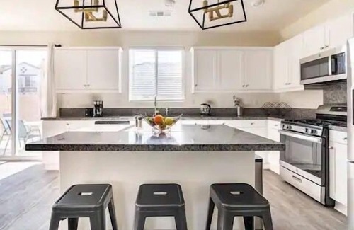 Fontana House | Spacious Modern Home near Sierra Lakes Golf Course