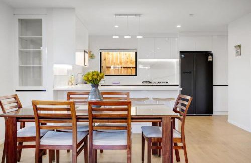 Papatoetoe House | Spacious Modern Home near Airport and Manukau City