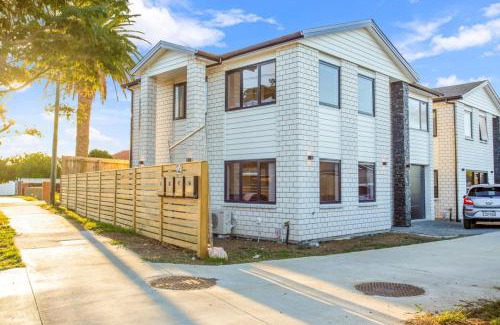 Papatoetoe House | Spacious Modern Home near Airport and Manukau City