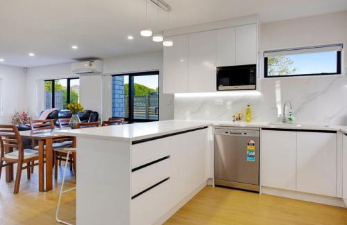 Papatoetoe House | Spacious Modern Home near Airport and Manukau City