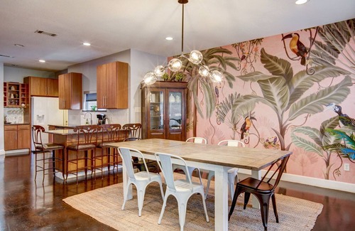 Govalle House | Spacious Modern Home on East 9th St - Walkable Downtown