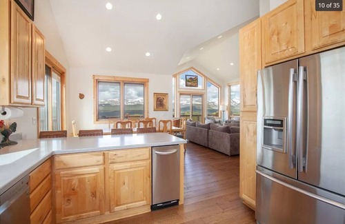 Alma House | Spacious Modern home with Gorgeous Scenic views!