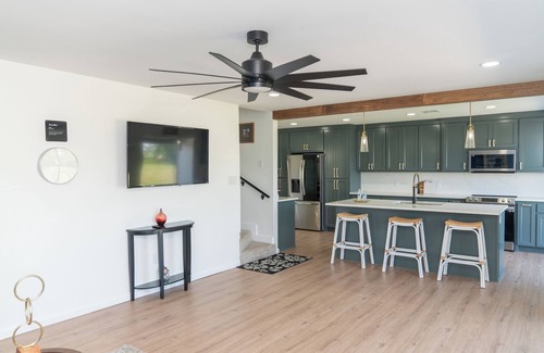 Garland House | Spacious Modern Home with Lake view in Dallas, great amenities/full Kitchen/Wifi