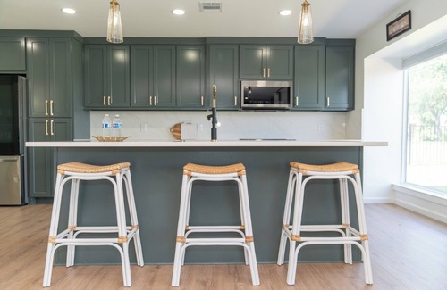 Garland House | Spacious Modern Home with Lake view in Dallas, great amenities/full Kitchen/Wifi