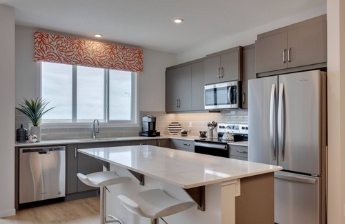Southeast Calgary House | Spacious Modern Home With King Bed & Office