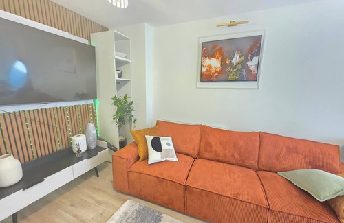 Brympton House | Spacious| Modern House |Close to Sites, beach,|Contractors, families welcome