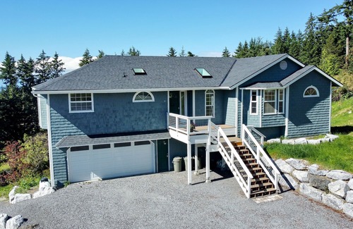Eastsound House | Spacious & modern house with game room, outdoor firepit & peek-a-boo water views