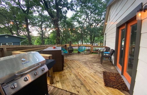 Gordonville House | Spacious Modern Lake Retreat w/Deck! Only a short Walk to Swimming and Fishing!