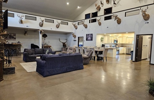 Grand Island Cabin | Spacious modern lodge outside of city