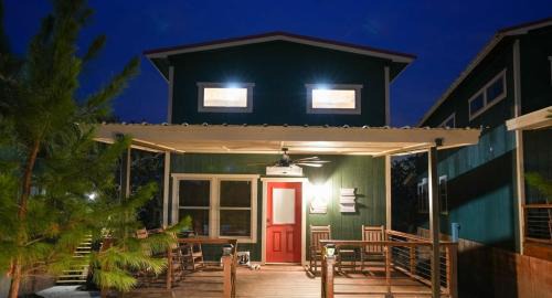 Bridgeport House | Spacious Modern Lux Cabin Hot Tub FirePit Games