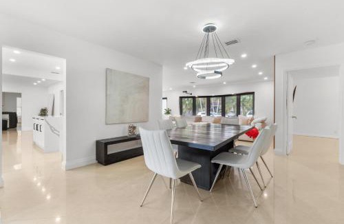 South Lake Apartment | Spacious Modern Mansion w Pool & Sauna in Hollywood close to Beach