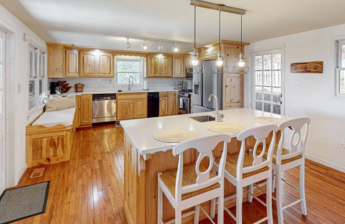 Bryson City Cottage | Spacious Modern Mountain View Cottage with a game room and hot tub