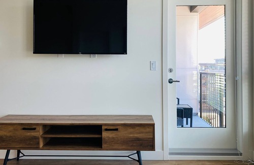 Coquitlam Condo | Spacious, Modern New 2bdr, Free Parking, Internet, AC