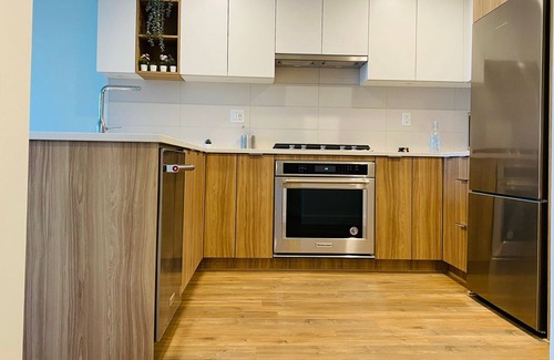 Coquitlam Condo | Spacious, Modern New 2bdr, Free Parking, Internet, AC
