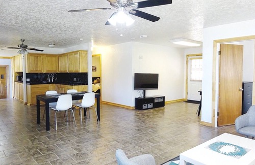 Mitchell House | Spacious & Modern Painted Hills Vacation Home