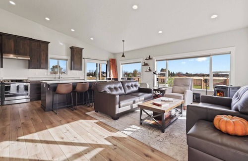 Nampa House | Spacious Modern Private Alpaca Farm Experience