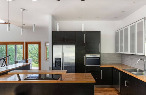 New Kingston House | Spacious Modern Retreat | Sleek Style with Stunning View